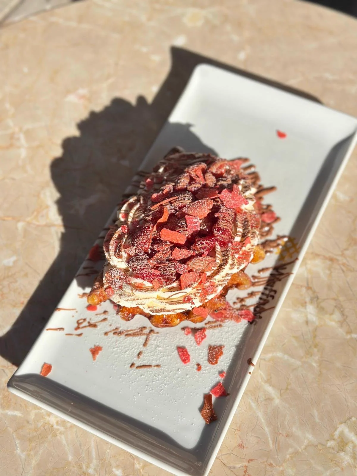 Güneş altında çilekli fresh cream waffle