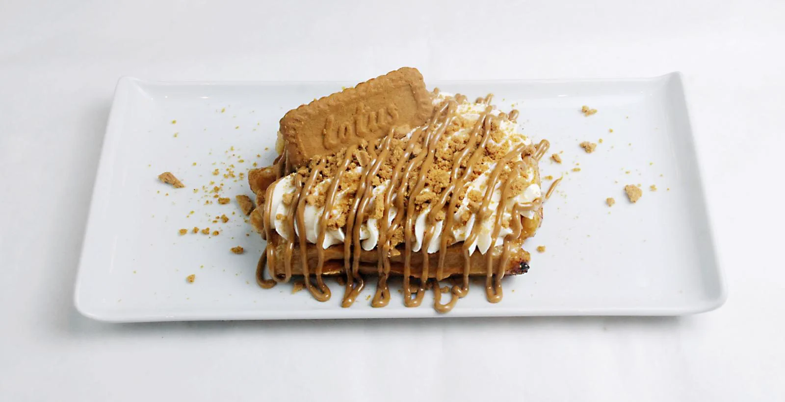 Lotus kreması, çıtır Biscoff parçaları ve krema ile Liège waffle