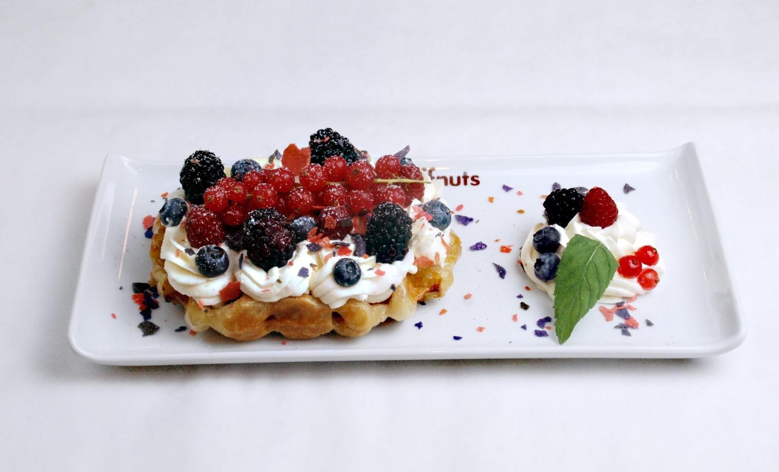 Orman meyveli kremalı waffle
