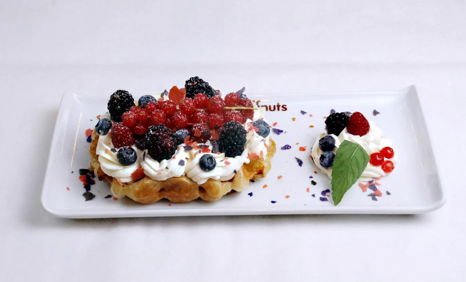 Böğürtlen, frambuaz, yaban mersini ve kremayla orman meyveli waffle