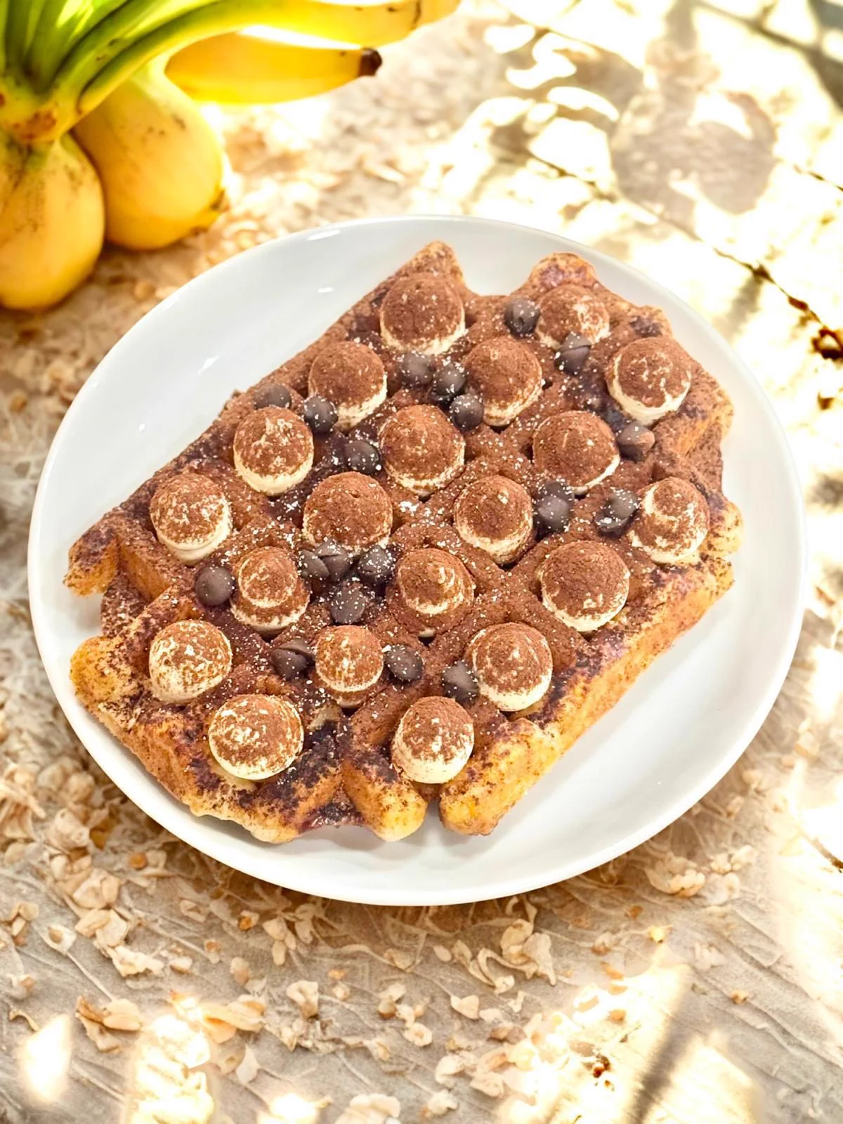 Kakao tozu ve krema topaklarıyla tiramisu waffle