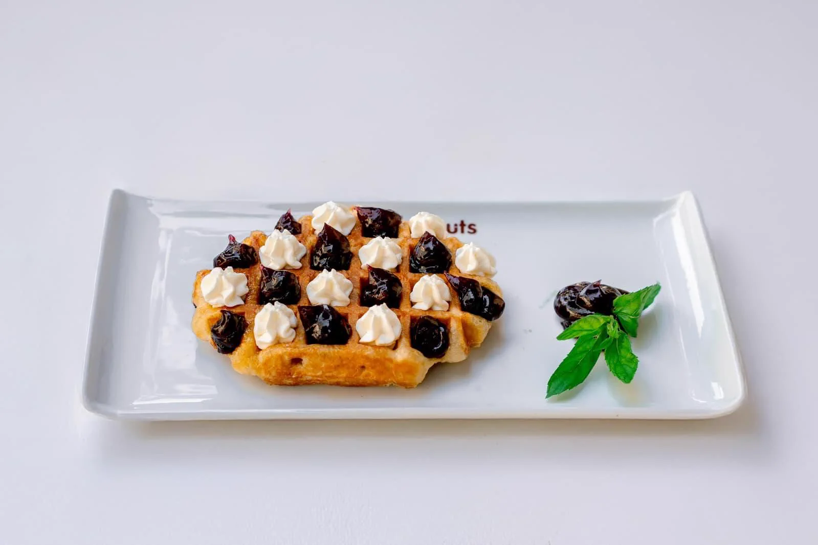 Vişne ve kremayla hazırlanmış Liège waffle